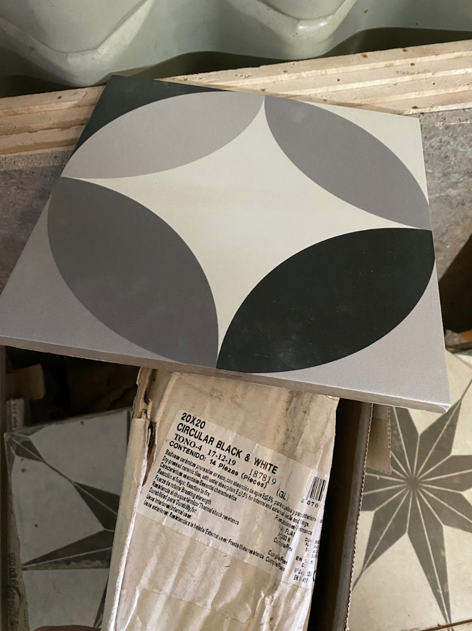 Circular Black and White 20 X 20 cm