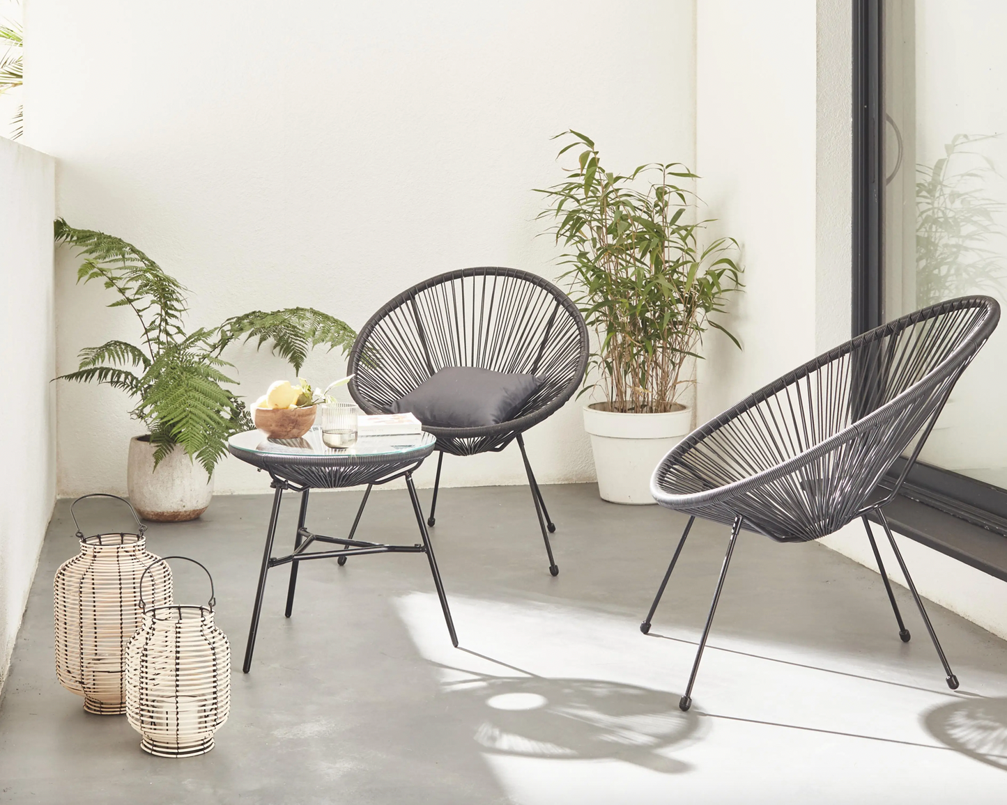 2 Egg designer chairs with side table - Acapulco Grey