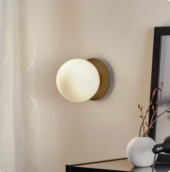 Minerva K1 wall light with black metal rim
