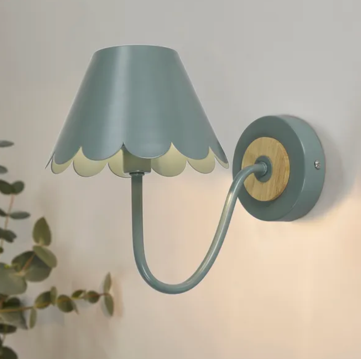 Remi Scalloped Wall Light